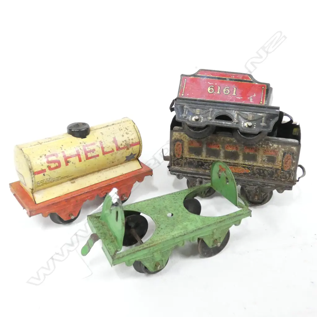 4 OLD HORNBY ROLLING STOCK INCL PETROL TANKER - WEAR TO PAINT ON ALL PIECES Image 1++